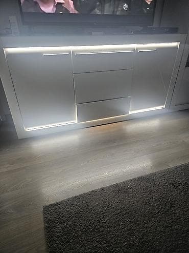 komoda za presvlacenje bebe: Bela vitrina sa staklenim segmentima i LED osvetljenjem - Moderan — 6