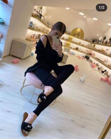 crveni komplet: Komplet
3u1
3200 din — 2