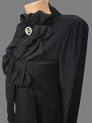 duboke tene: Elegantna crna bluza sa dugim rukavima i visokim okovratnikom. Prednji — 2