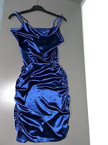 Elegantna mini haljina od satenastog, sjajnog materijala u dubokoj