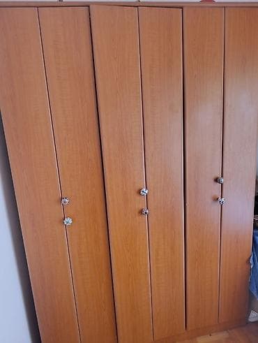 jeftin namestaj pancevo: Plakar sa 6 krila, toplo drvo dekor (boja bukve/hrasta), ravnih linija — 2