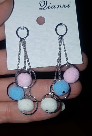 srebrne mindjuse uz uvo: Mindjuse visece pom-pom. nove ! — 2