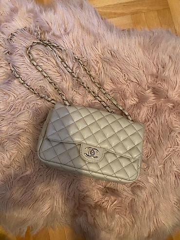 Chanel bez kozna torba 2500 din plus pokloni gratis 
Kozna
Original