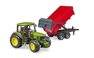 šlauf sa krovom: Bruder Traktor John Deere 6920 sa crvenom prikolicom (razmera 1:16) — 2
