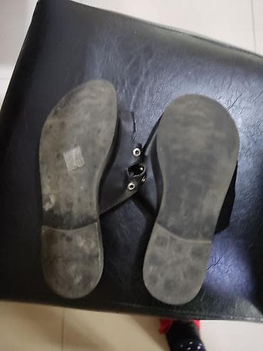 nike air 180 black: Ženske ravne sandale Milada – crne, sa metalnim detaljima - Model — 3