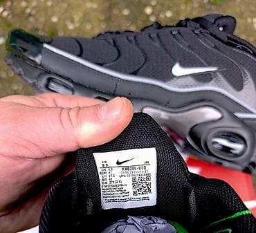 trapstar komplet: Nike TN patike u crnoj boji sa sivim i belim detaljima. Model je — 6