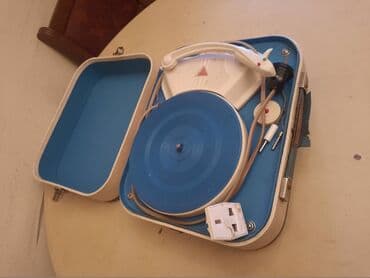 bas pojacala: Retro,stari mali gramofon u koferu. Simpatican mali gramofon,vise kao — 10