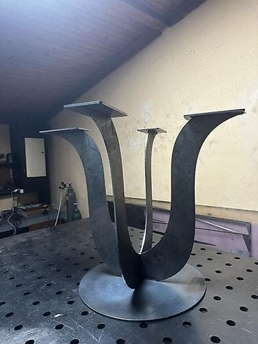 ugaone forma ideale cena: Prodajem metalno postolje seceno na laseru, sa skrivenim varovima — 4