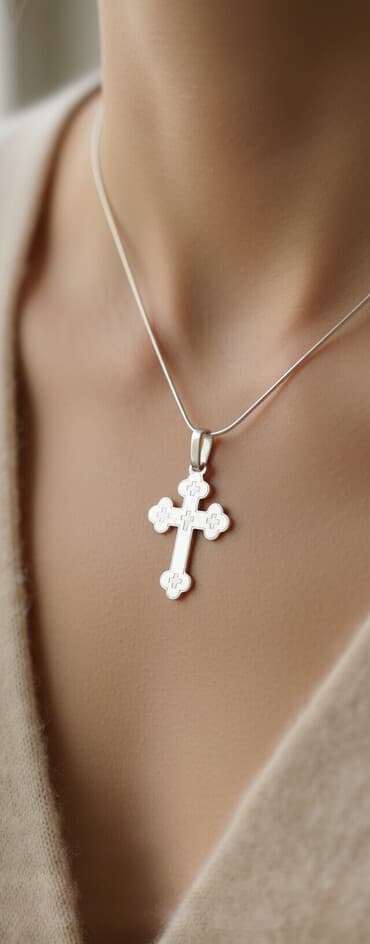 Srebrni privezak – krst - Materijal: srebro (na etiketi naznačeno