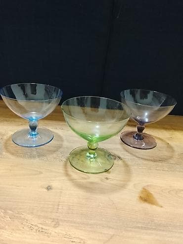 Ostali proizvodi za kuću: Staklene čaše na stalku za sladoled/dezert – set od 3 komada u — 1