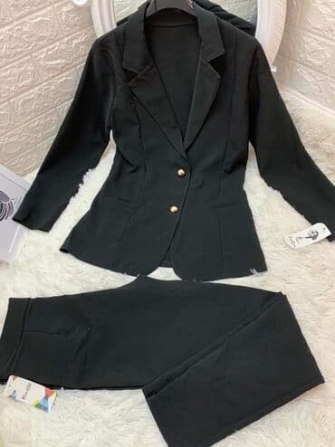 kratki sako i pantalone: Komplet
Sako i pantalone
Sa postavom
3400din — 2