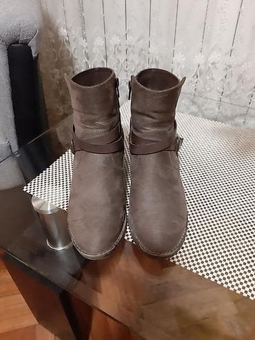 Ženske kratke čizme, braon boje, od brušene kože (semiša). Model do na lalafo.rs Ženske kratke čizme, braon boje, od brušene kože (semiša). Model do