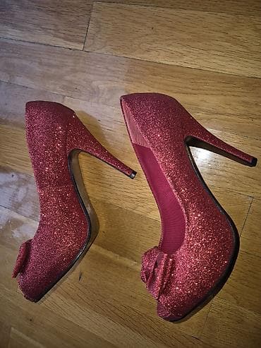 patike sa zaobljenim djonom: Crvene šljokičaste ženske salonke sa otvorenim prstima i mašnom na — 2