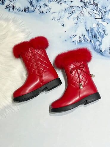 Gumene čizme: Cena:2500din Dostupni brojevi:38 Poručuje se isporuka za desetak — 2