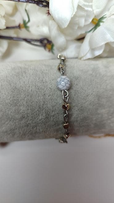 Novčanici: Delikatna narukvica sa dekorativnom kuglicom i metalnim karikama - — 1