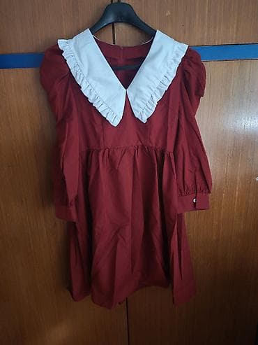 Bordo haljina sa upečatljivom belom kragnom i romantičnim detaljima at lalafo.rs Bordo haljina sa upečatljivom belom kragnom i romantičnim detaljima