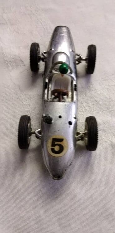 sat na navijanje: ZEE Ferrari F1Hong Kong 14,5 cm.fali:far,oba retrovizora,plasticni — 2