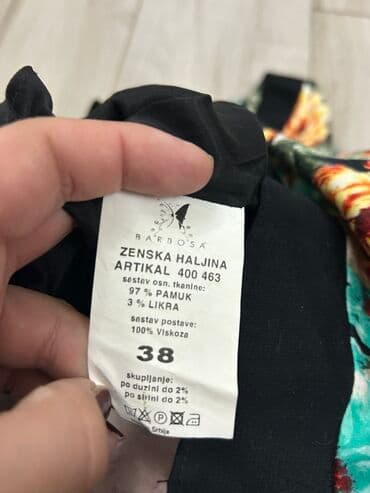 Koledžice: Elegantni muški blejzer – tamnoplave boje sa detaljima u konjak/braon — 3