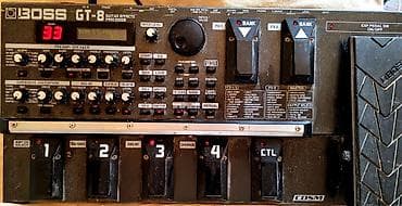 Boss gt8 multi effects processor sa originalnim adapterom
