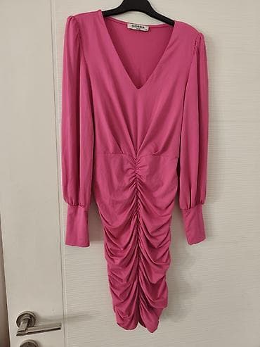 Elegantna roze haljina “Giorgia” - Model: midi dužina sa dubokim