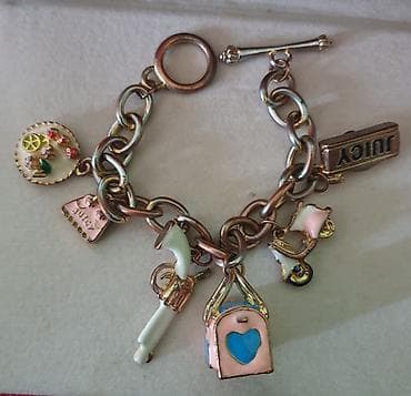 Original Juicy couture narukvica sa dosta privezaka. Duzina 20 cm na lalafo.rs Original Juicy couture narukvica sa dosta privezaka. Duzina 20 cm