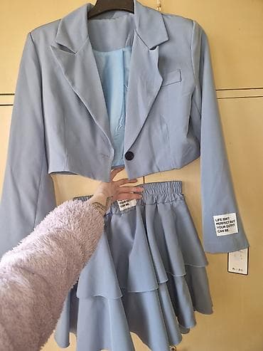 Dvodijelni ženski komplet – svetloplave boje - Gornji deo: skraćeni