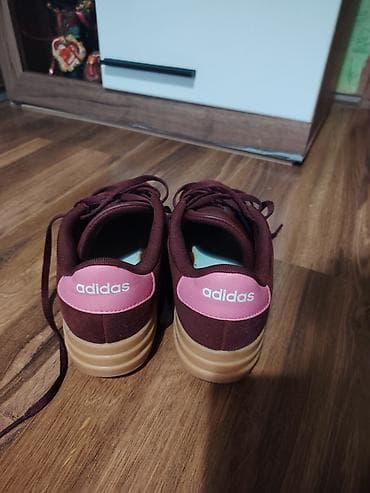 Adidas patike – bordo/braon sa belim prugama i ružičnim detaljem -