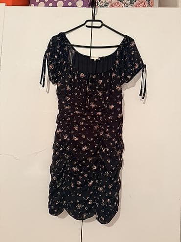 Muška odeća: Crna mini haljina s cvetnim printom - Model: romantična, uska mini — 2