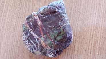Kristali i minerali: Prirodni mineralni uzorak sa raznim bojama, uključujući plave, zelene — 15