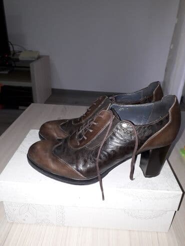 muške cipele brodarice: Stefano kožne cipele,broj 40,gazište 26 cm.
Oštećenje uslikano — 1