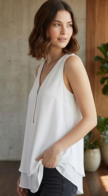 Ženska bezrukavna bluza – bela, lepršava - Kroj: širok, asimetričan