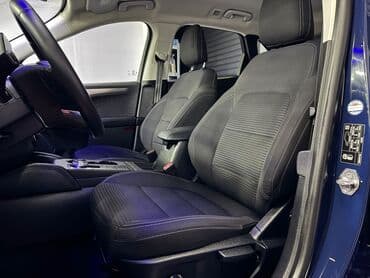 hecbek automobili: Plavi Ford Kuga, SUV model sa petoro vrata, opremljen je automatskim — 16