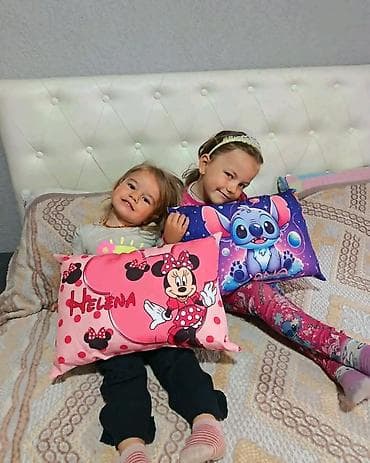 poklanjam stol i stolice: 🎁 PERSONALIZOVANI JASTUCI I ŠOLJE SA IMENOM I OMILJENIM LIKOVIMA! 🧸☕ — 2