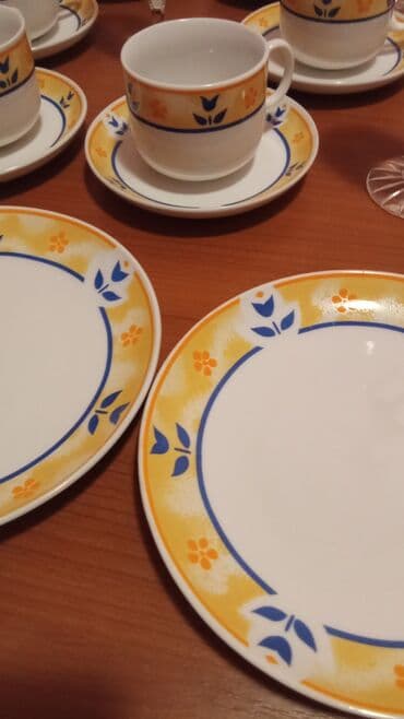 ikea sofe na razvlačenje: Case,soljice,tanjiri — 6