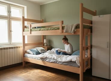 kreveti sa ogradicom: Drveni krevet na sprat sa dušecima Dimenzije :200×90 ; Kreveti su — 1