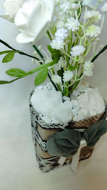 Kućni dekor: Dekorativna aranžmanska saksija sa veštačkim belim ružama - Elegantna — 9