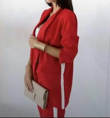 Muška obuća: Ženski komplet – crveni blejzer i pantalone sa belim detaljima - — 1