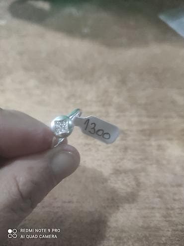 Srebrni prsten sa okruglom glavom i pavé ukrasom od sitnih kamenčića