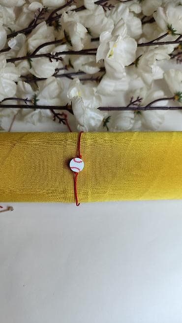 torbe za hranu: Minimalistička narukvica sa motivom bejzbol lopte. - Centralni — 2