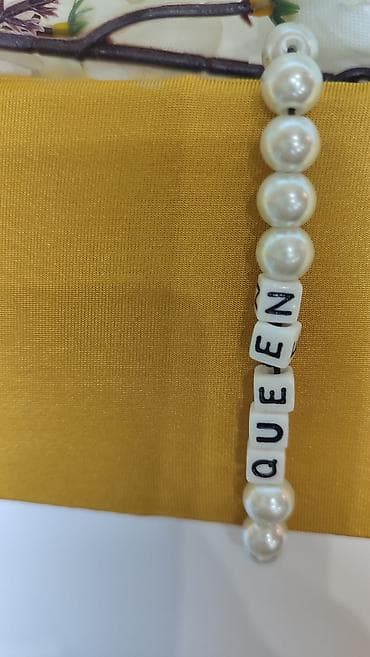 Narukvica sa bisernim perlama i slovnim kockicama “QUEEN”. - Dizajn