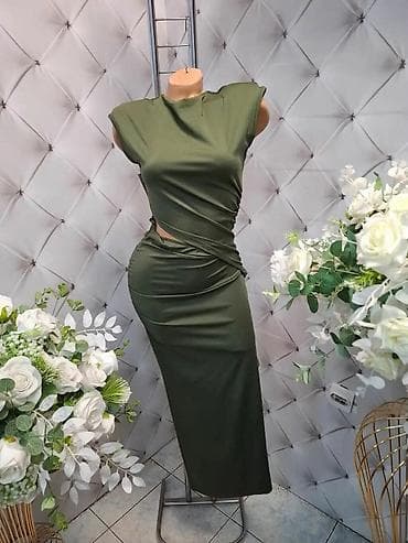 elegantni kombinezon: Elegantna ženska midi haljina bez rukava sa naglašenim ramenima i — 3