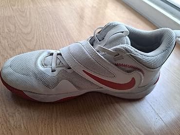 cebici za decu: Patike za decu sa prepoznatljivim Nike dizajnom. Izrađene su od — 4