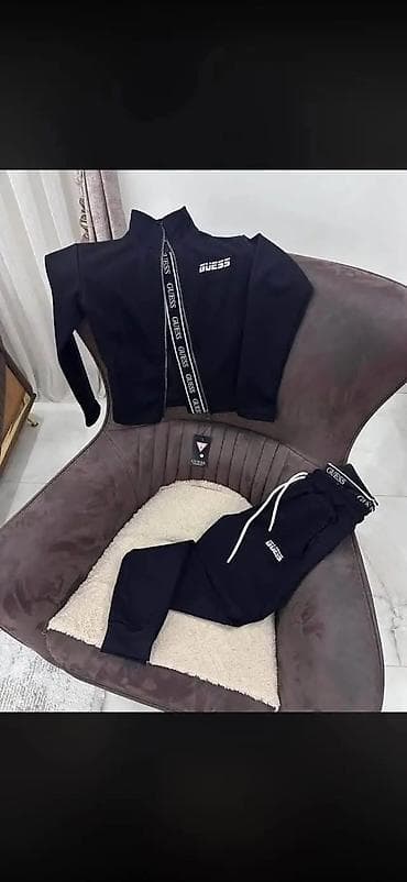 Gornji i donji deo: Ženski komplet – dukserica sa rajsferšlusom i trenerka GUESS - — 2