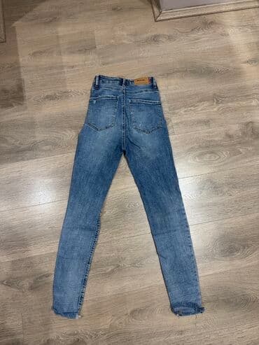 pantalone sa dubokim strukom: Stradivarius farmerice
34 velicina
Dobro ocuvane, bez ostecenja — 2