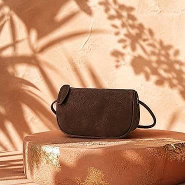 torbe guess akcija: Mini torba preko ramena – tamno braon - Materijal: mekana tekstura — 2