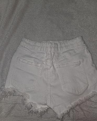 berška: ZARA ženske farmerke-šorts, beli denim - Model: kratki šorts od — 2