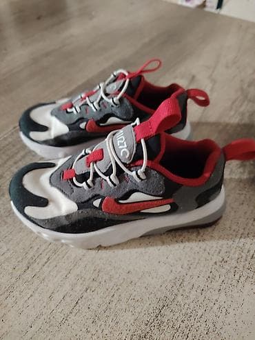 95 bele: Prodajem potpuno nove Nike Air Max 270 patike za dečaka. Original su — 4