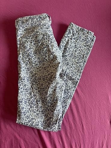 Kape i aksesoari: Ženske pantalone sa cvetnim printom - Model: uske/skinny kroj sa — 3