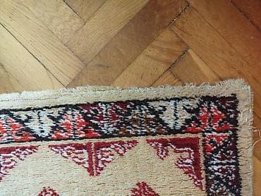 beli tepih cvece: Tepih stazica Duzina oko 140 cm. Sirina oko 70 cm. S jedne strane — 6