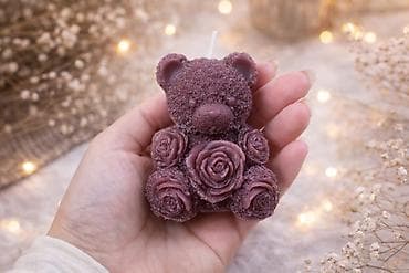 večna ruža: Dekorativne sveće – pas i meda sa ružama - Materijal: parafinska — 3